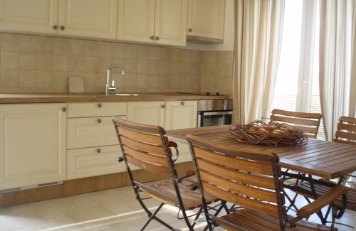 Murter Apartamento | Apartamento nuevo y amueblado con buen gusto.