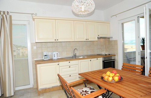 Murter Apartamento | Apartamento nuevo y amueblado con buen gusto.
