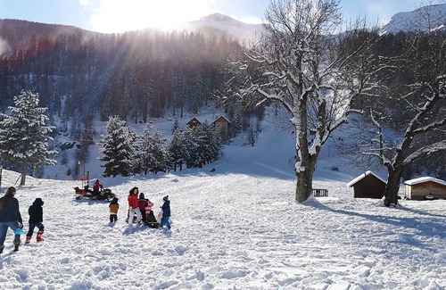 Saint-Etienne-de-Tinee Apartamento | New apartment at the foot of the Riou slopes in AURON