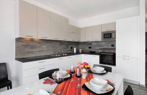 Aurogna Apartamento | Apartamento nuevo Casa Andrea con vistas al lago, terraza y aparcamiento gratuito in situ