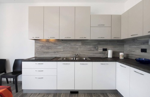 Aurogna Apartamento | Apartamento nuevo Casa Andrea con vistas al lago, terraza y aparcamiento gratuito in situ