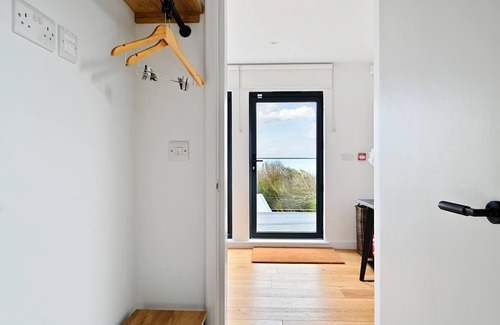 Hastings Apartamento | New apartment nestled on the seaside with expansive views of cliffs, sea and sky
