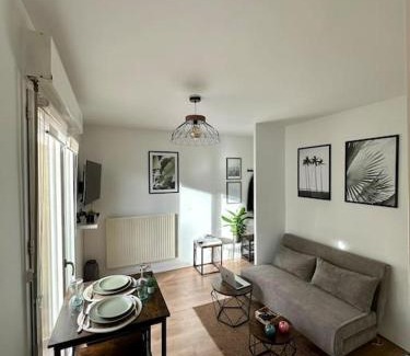 Bois Guillaume Apartamento | New appart avec balcon à Evry - Proche Paris - RER 5 min - Wifi