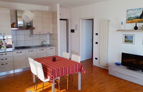 Stresa Apartamento | Nuevo apartamento luminoso y soleado con gran terraza, vistas panorámicas y conexión Wi-Fi gratuita.