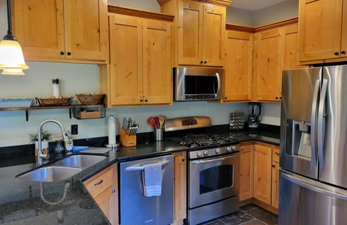 McKinleyville Casa | New Barn Escape With a View