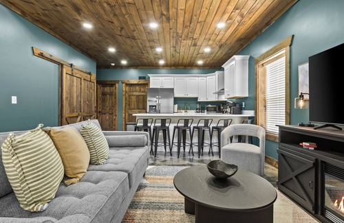 Stanton Casa | New Barndominium/Sleeps 24/4 Kitchens/4 Hot Tubs/4 Firepits