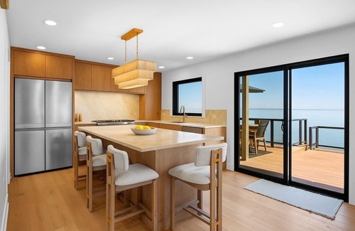 Traverse City Casa | NEW! Bay Shore Retreat – Hot Tub, Games & Mins to Downtown TC! ➠ 7345