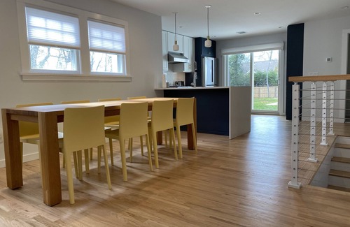 Hampton Bays Casa | Nuevo en el mercado! Casa de playa de 4 dormitorios, piscina climatizada, a 5 minutos de la playa, cerca del tren.
