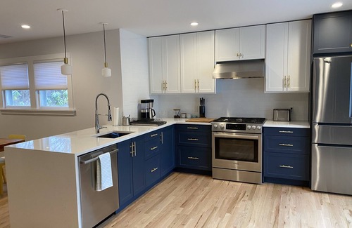 Hampton Bays Casa | Nuevo en el mercado! Casa de playa de 4 dormitorios, piscina climatizada, a 5 minutos de la playa, cerca del tren.