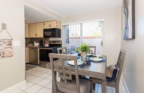 Daytona Beach Apartamento | NEW! Beach in Minutes-Smart TVs in All Rooms-Speedway-Hospitals in Mins