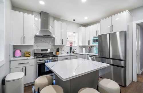 North Mayfair Casa | New! Beautiful 7BD Home - Sleeps 15 + 2 Car Garage