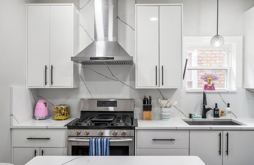 North Mayfair Casa | New! Beautiful 7BD Home - Sleeps 15 + 2 Car Garage