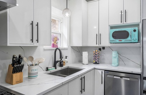 North Mayfair Casa | New! Beautiful 7BD Home - Sleeps 15 + 2 Car Garage