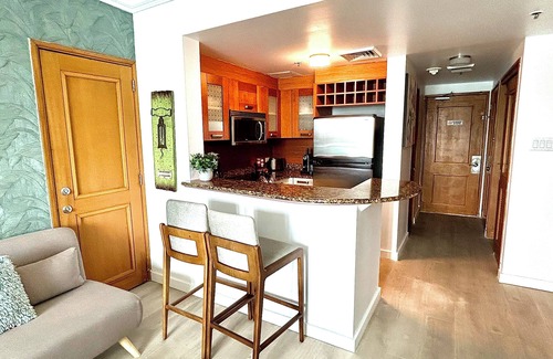 Puerta de Tierra Apartamento | New beautiful bath and floors. Kitchen. Dine in a balcony with ocean view.