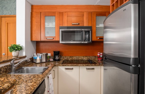 Puerta de Tierra Apartamento | New beautiful bath and floors. Kitchen. Dine in a balcony with ocean view.