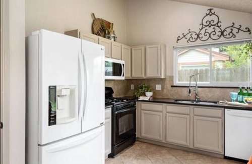 Barker Casa | NEW, Beautiful Home Fast Wi-Fi