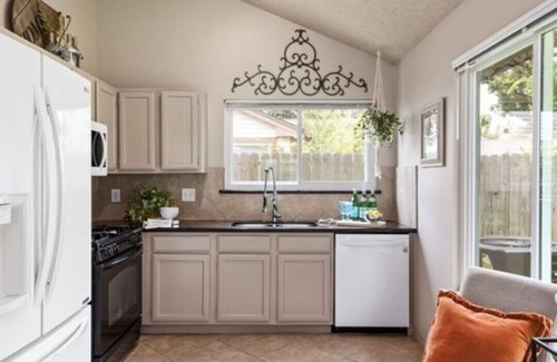 Barker Casa | NEW, Beautiful Home Fast Wi-Fi