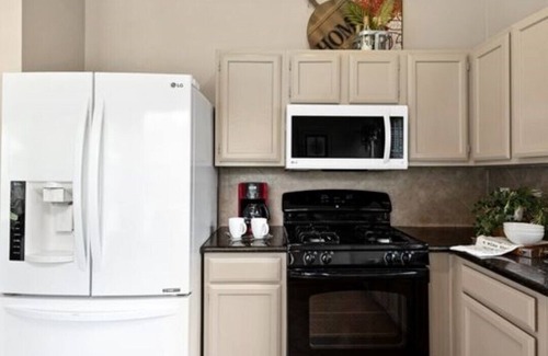 Barker Casa | NEW, Beautiful Home Fast Wi-Fi