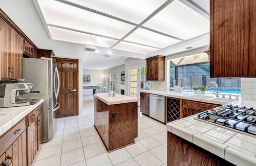 Agoura Hills Casa | New! Beautiful King Size + Pool + Spa + Pool Table in Agoura Hills!