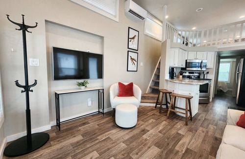Staples Cabina | New! Beautiful, Modern Cabin by San Marcos River!