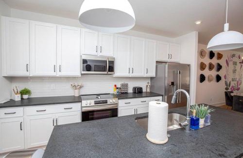 Nashville Casa | NEW! Beautiful Murals, Rooftop Deck & Karaoke!