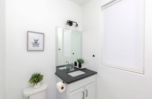 Nashville Casa | NEW! Beautiful Murals, Rooftop Deck & Karaoke!