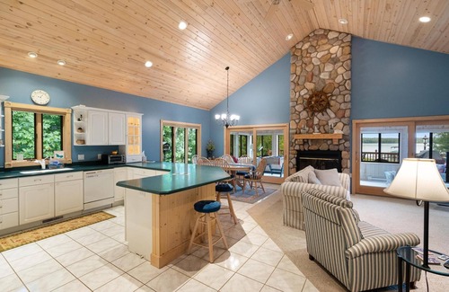 Petoskey Casa | *NEW* Beautiful Pickerel Lake Home! Friday to Friday in the summer!
