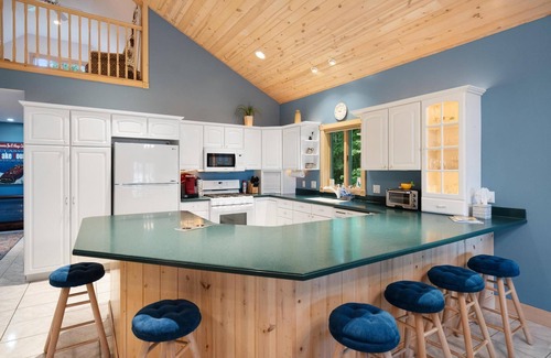 Petoskey Casa | *NEW* Beautiful Pickerel Lake Home! Friday to Friday in the summer!