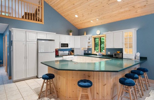 Petoskey Casa | *NEW* Beautiful Pickerel Lake Home! Friday to Friday in the summer!