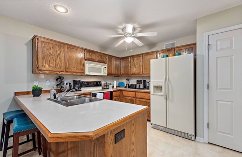 Gladstone Casa | NEW! Beautiful Townhome 11 minutes to Downtown