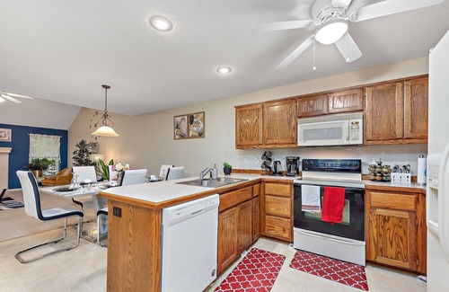 Gladstone Casa | NEW! Beautiful Townhome 11 minutes to Downtown