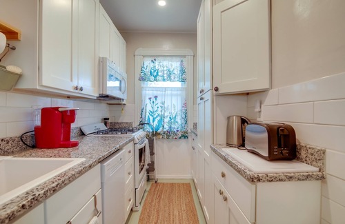 New Bedford Apartamento | New Bedford Apartment ~ 4 Mi to Fort Phoenix Beach
