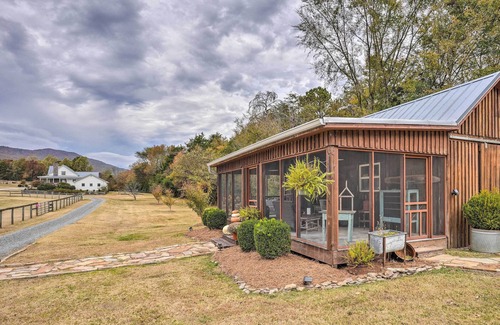 Chickamauga Apartamento | NEW! 'Bella Vista Barn' w/ Game Room & Fire Pit!