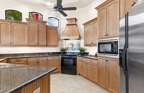 Eight Lakes Casa | New: Bellagio Estate: Luxury Villa, pool/hot tub!