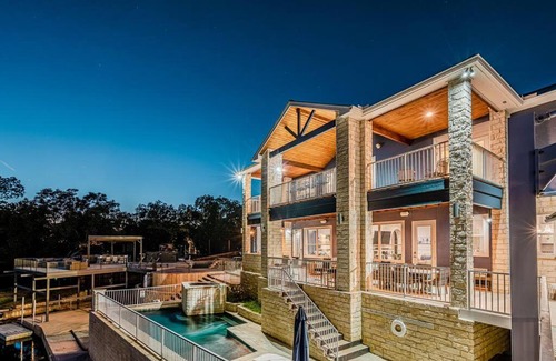 Kingsland Casa | New Big Blue in LBJ Waterfront with a Private Pool