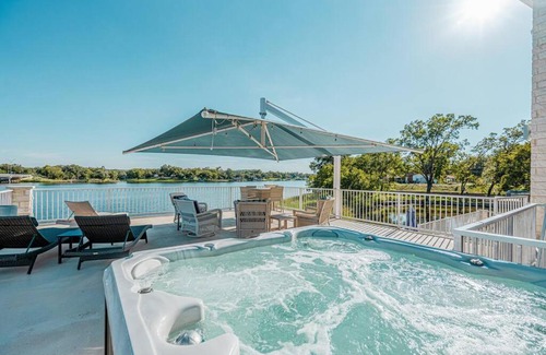 Kingsland Casa | New Big Blue in LBJ Waterfront with a Private Pool