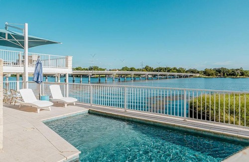 Kingsland Casa | New Big Blue in LBJ Waterfront with a Private Pool