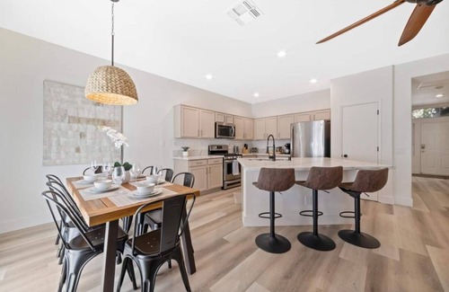 Elk Grove Casa | NEW-Big Family Home-Hot Tub-Fire Pit-Swingset