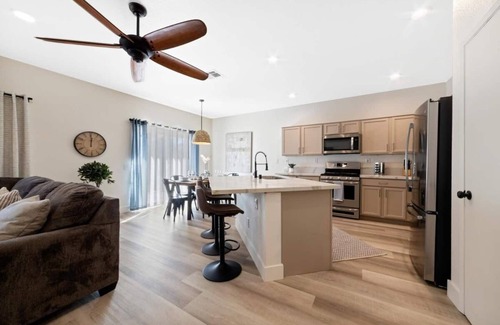 Elk Grove Casa | NEW-Big Family Home-Hot Tub-Fire Pit-Swingset