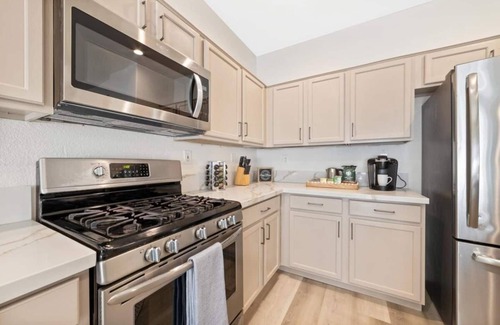 Elk Grove Casa | NEW-Big Family Home-Hot Tub-Fire Pit-Swingset