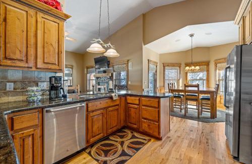 Fir Grove Estates Casa | New! Black Bear Inn - Pet friendly - trailer parking - walk to lake - rustic