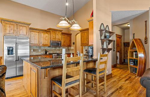 Fir Grove Estates Casa | New! Black Bear Inn - Pet friendly - trailer parking - walk to lake - rustic
