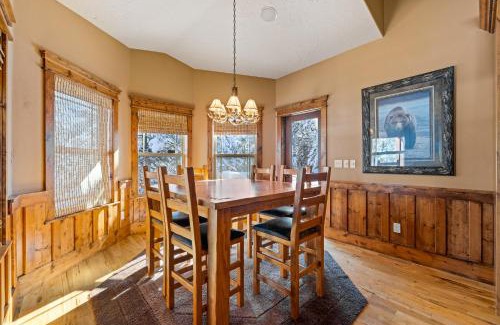 Fir Grove Estates Casa | New! Black Bear Inn - Pet friendly - trailer parking - walk to lake - rustic
