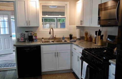 Newville Casa | NEW! Blue Door Escape ~ Fully Updated w/ Sunroom