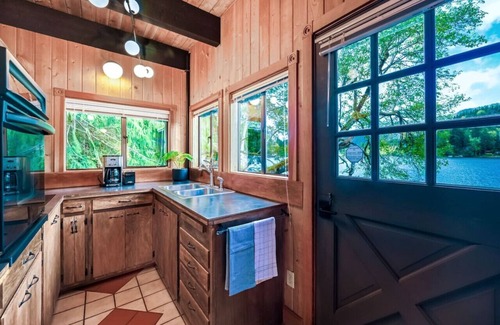 Port Angeles Casa | NEW-"Blue Haven" Iconic Lakefront 4 Season Retreat