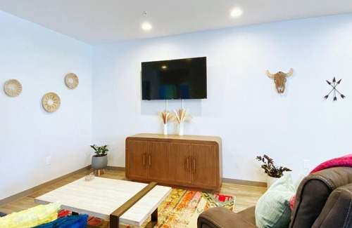 Maxwell Casa | New BOHO 4bd Suite East Nash Parking Central
