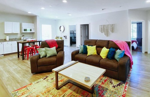 Maxwell Casa | New BOHO 4bd Suite East Nash Parking Central