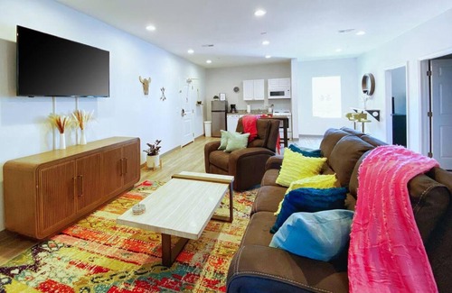 Maxwell Casa | New BOHO 4bd Suite East Nash Parking Central
