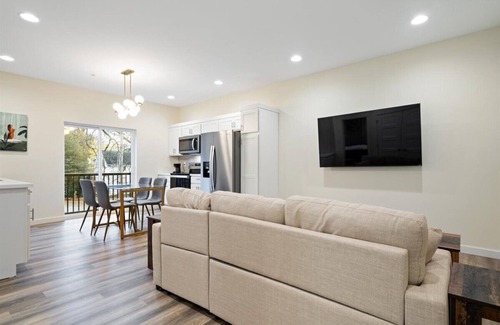 Evansville Apartamento | New Boutique Hotel Suite on Haynie's Corner: KING Bed, Parking, Security & More!