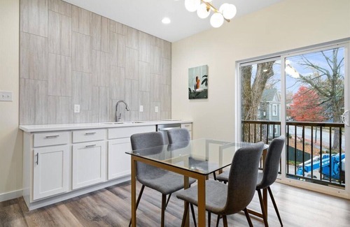 Evansville Apartamento | New Boutique Hotel Suite on Haynie's Corner: KING Bed, Parking, Security & More!